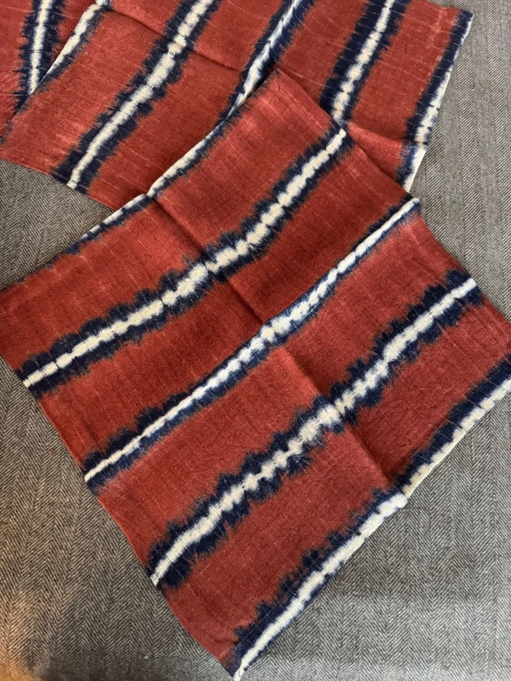 NWOT, ROOST, BEAUTIFUL, 100% LINEN SHIBORI NAPKINS IN RUST LINES S/4
